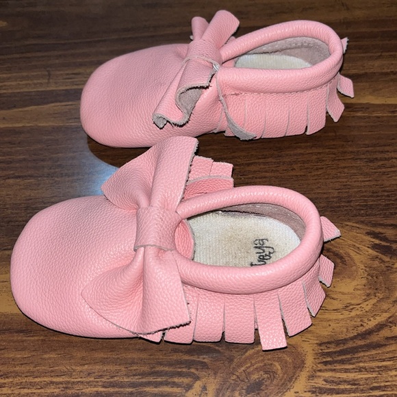 Hongteya (Amazon) baby girls pink moccasins size 4 - Picture 4 of 9